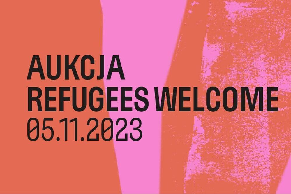 Grafika w kolorach pomarańczowy i fioletowy prezentująca czarny napis Aukcji Refugees Welcome z datą 05.11.2023